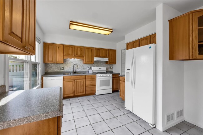 Building Photo - 1426 Walnut Cir
