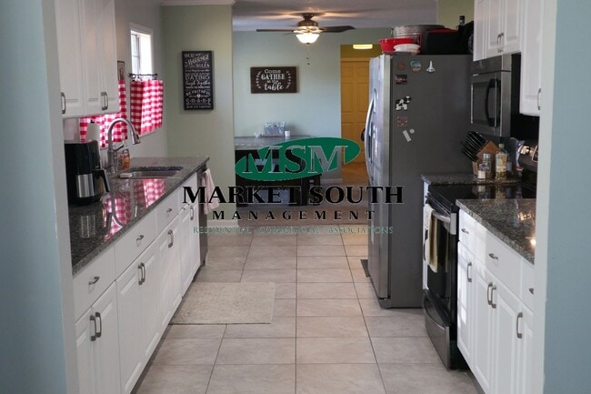 Building Photo - CUTE AND COZY THREE BEDROOM