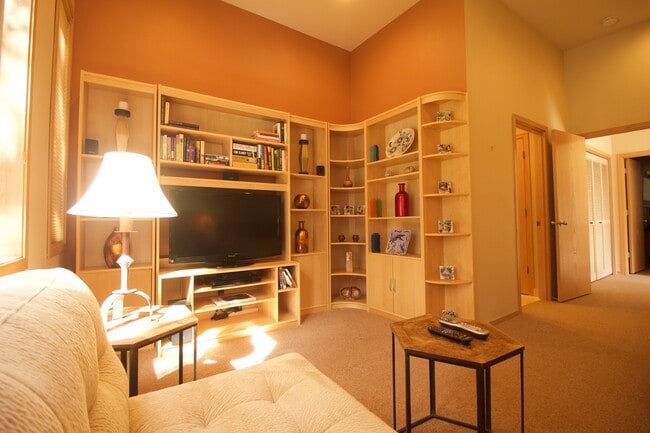 Building Photo - Furnished Seasonal Rental Through April 20...