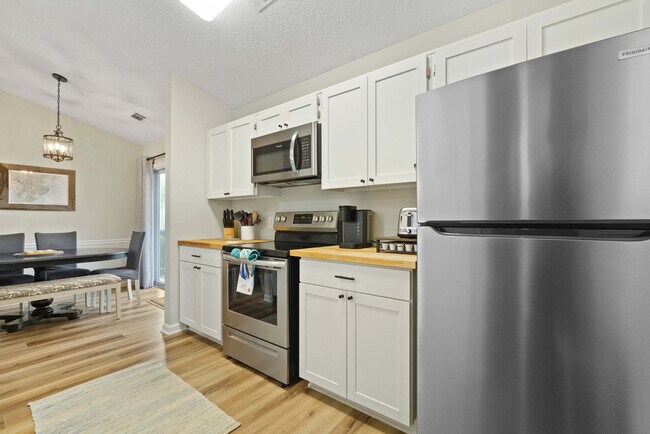 Building Photo - 529 Pointe S Dr