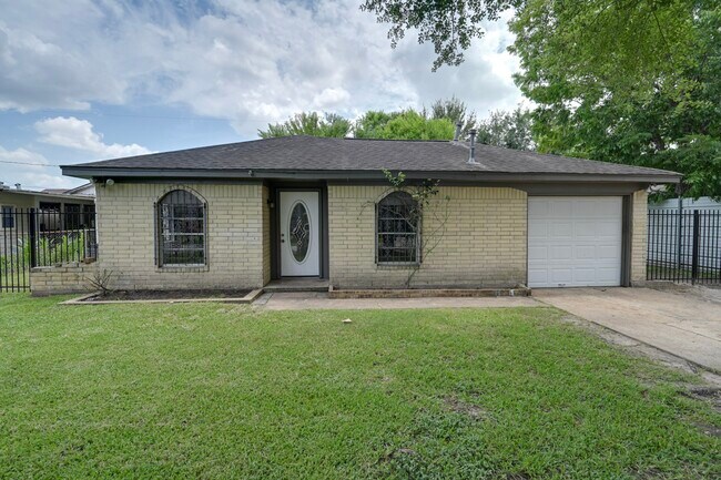 Building Photo - 1106 Mooney Rd
