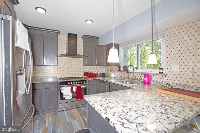 Building Photo - 12611 Valleywood Dr