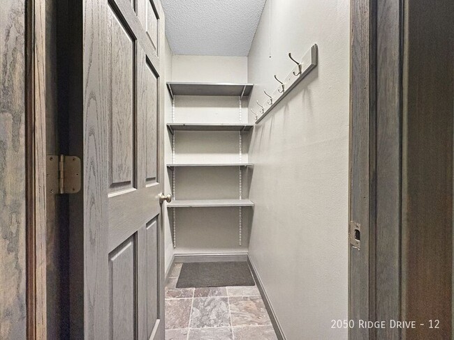 Building Photo - 2050 Ridge Dr