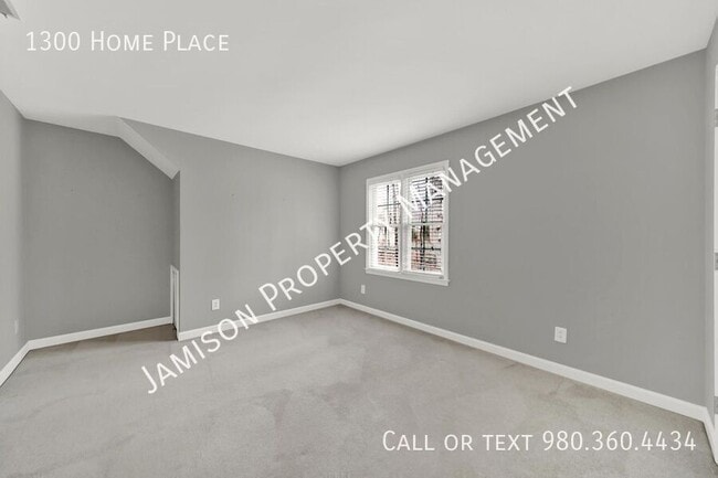 Building Photo - 1300 Home Pl