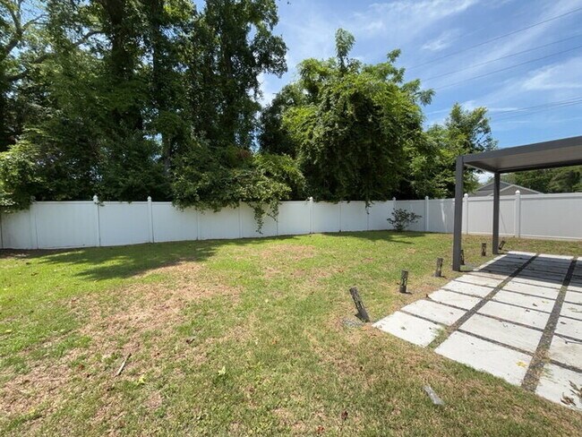 Building Photo - 1367 Fort Johnson Rd