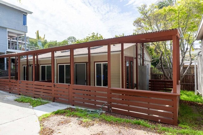 Building Photo - 1 bed, 1 bath - South Mission Hills neighborhood