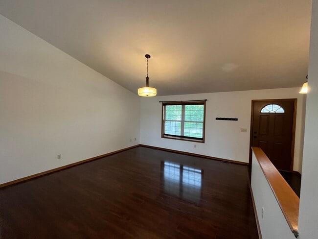 Building Photo - 8020 Renatta Dr