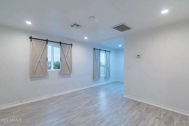 Building Photo - 5919 W Myrtle Ave