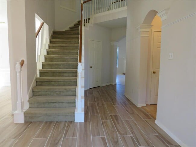 Building Photo - 2302 Plantation Bend Dr