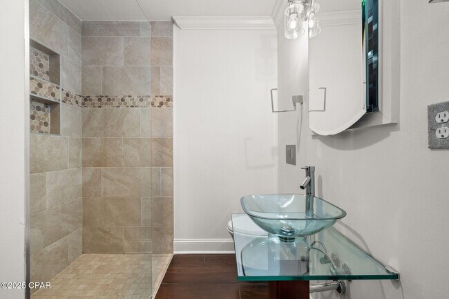 Building Photo - 1528 Oak Ave