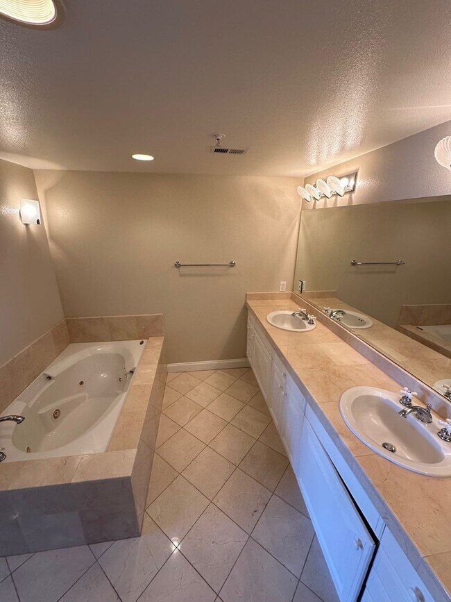 Building Photo - Beachfront Oasis - 3 bed 2 bath in Alamitos Beach with Parking