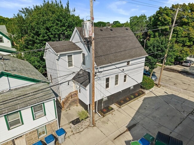 Building Photo - 915 E Homer St