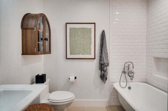 Building Photo - Exquisite 3 bedroom 2.5 bath two-story Executive Condo in Winter Park with 2-Car Garage