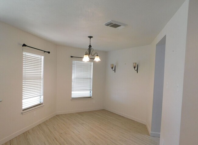 Building Photo - Creekside