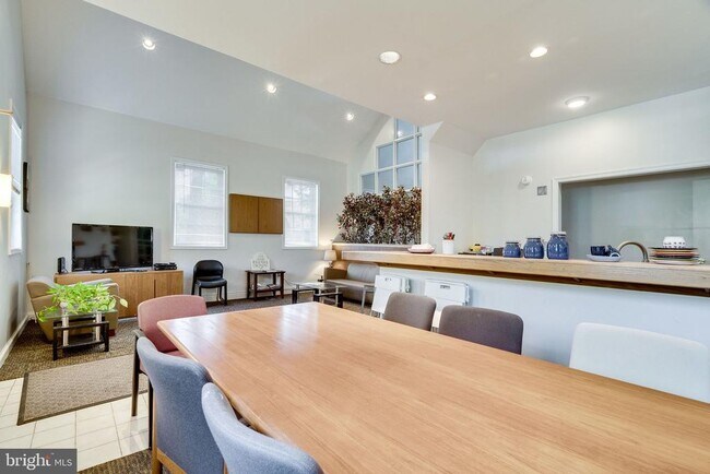 Building Photo - 1716 W Abingdon Dr