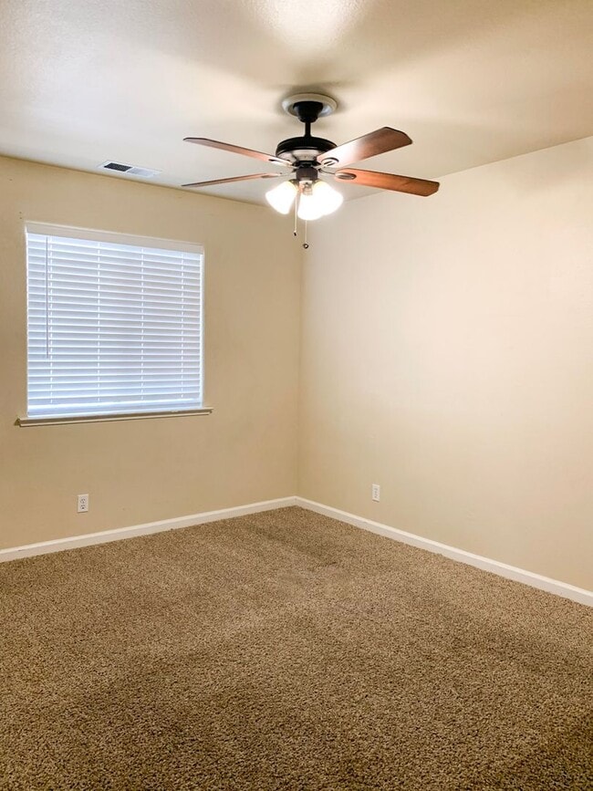 Building Photo - 4 Bedroom Home in Hollister with Huge Backyard!
