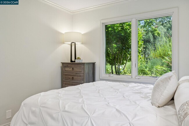 Building Photo - 783 Los Palos Manor