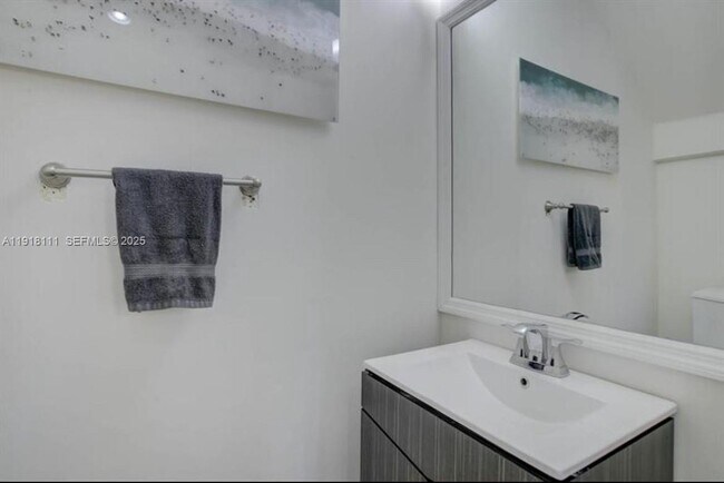 Building Photo - 601 NE 11th Ave