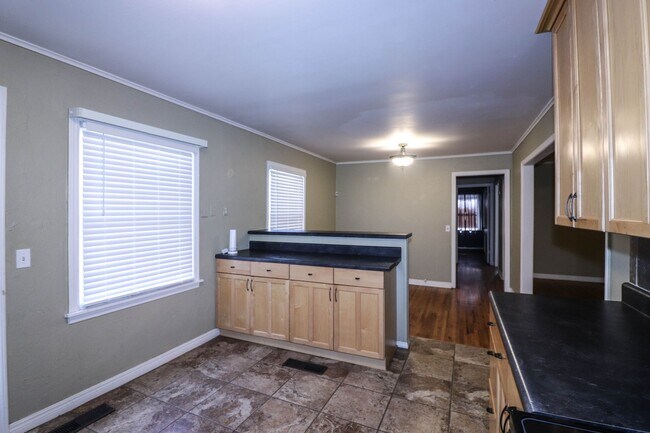 Building Photo - Cozy Bungalow in Brookside area, close to shopping for grocery, coffee shops, restaurants and muc...