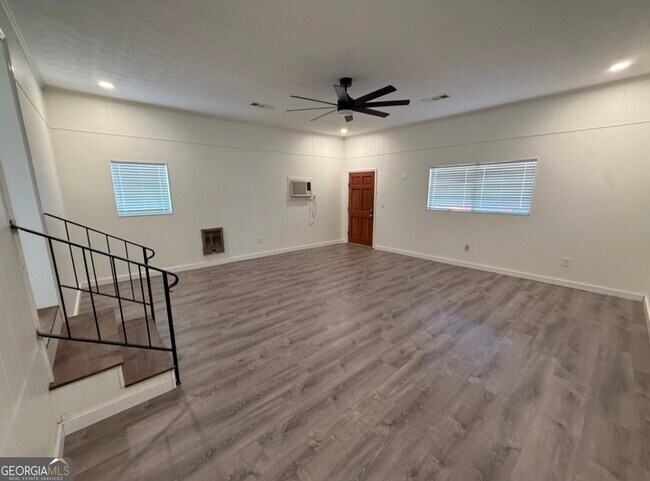 Building Photo - 108 Plum St