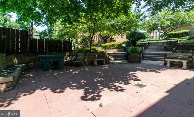 Outdoor common area - 1607 Meadowview Ln