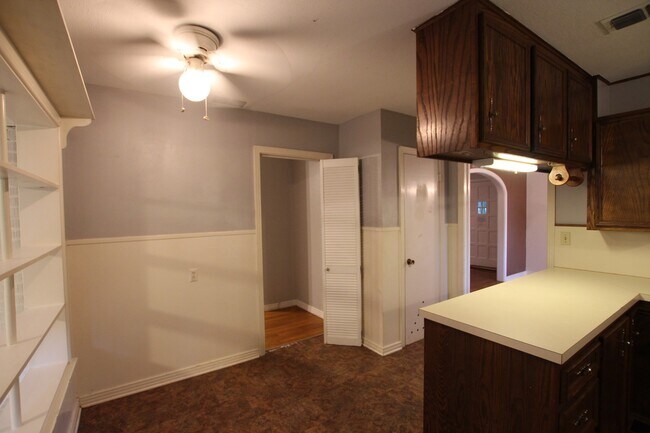 Building Photo - Available-Adorable Large 3 bedroom Home ne...