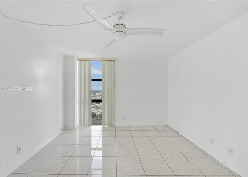 Building Photo - 20335 W Country Club Dr
