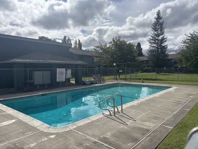 Building Photo - 221 College View Dr