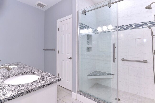 Building Photo - Low Maintenance Living in Williamsburg