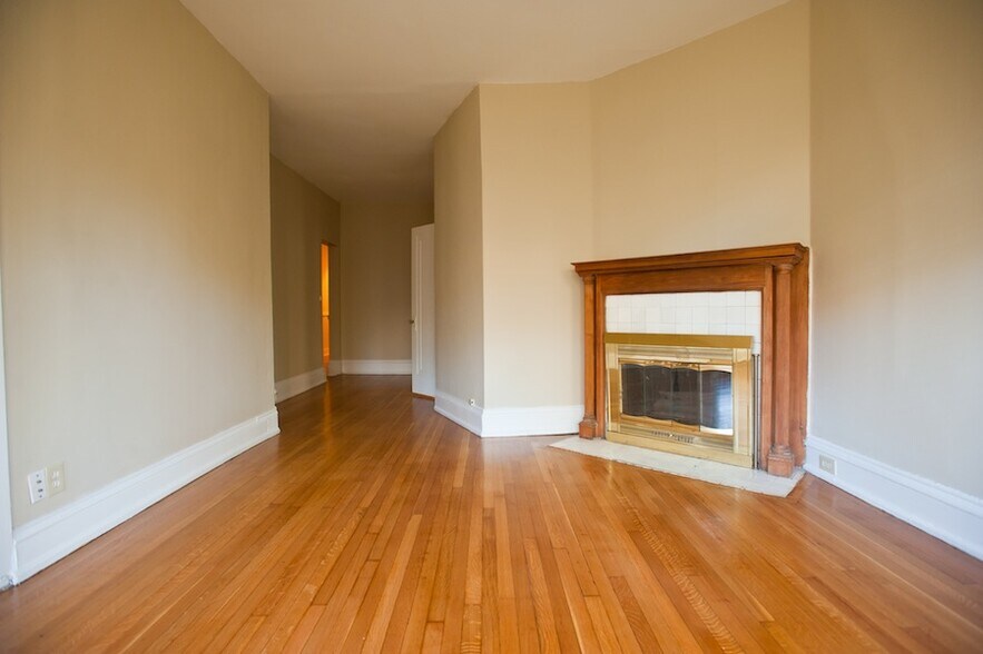 Building Photo - 2216 E Ivanhoe Pl