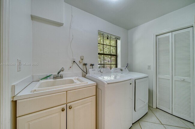 Building Photo - 1442 Coruna Ave