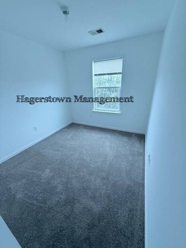 Building Photo - Townhouse Close to I-81 Roycroft Drive