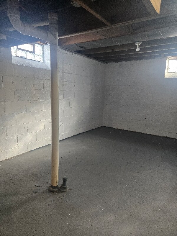 Building Photo - 14274 Kilbourne Ave