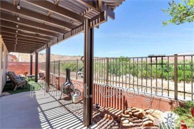 Building Photo - 3241 E Fourteen Fairway Dr