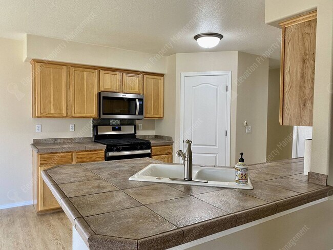 Building Photo - Single-Level home in NE Redmond with fenced backyard!