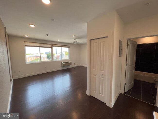 Building Photo - 1637 Poplar St