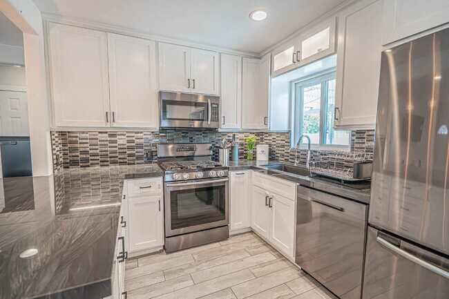 Building Photo - Beautifully Remodeled 2BR/1BA  Home – Move-In Ready!