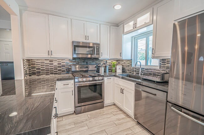 Building Photo - Beautifully Remodeled Home Move-In Ready!