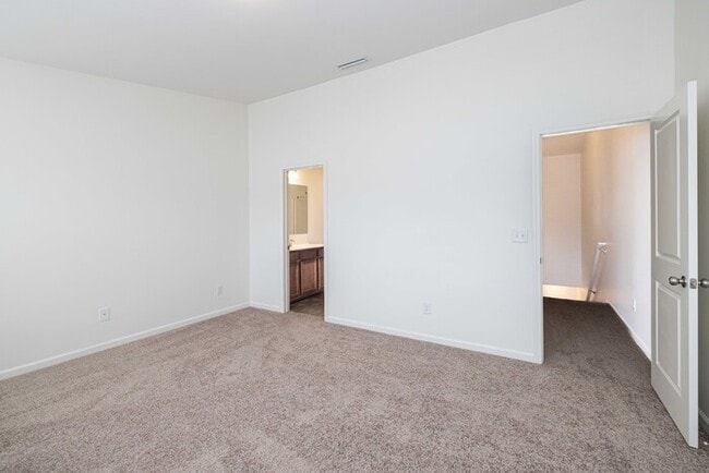 Building Photo - 2BD Townhome minutes from Downtown Pineville & I485