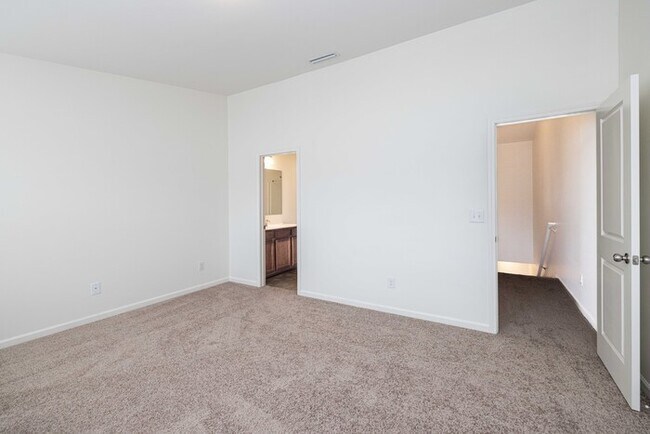 Building Photo - BEAUTIFUL Two Bedroom Townhome - Pineville Regent Park - Available Now