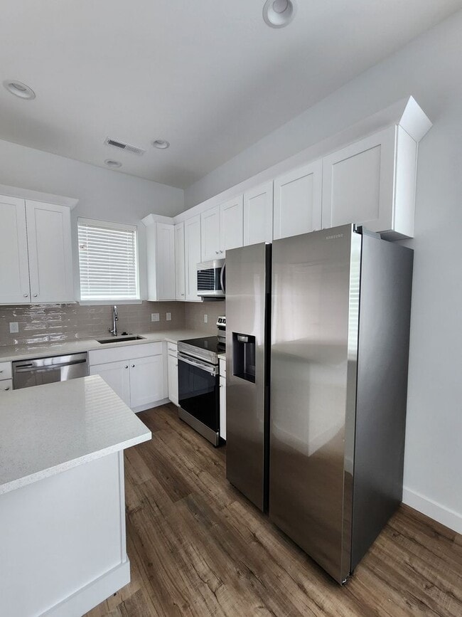 Building Photo - Black Mountain Rental!