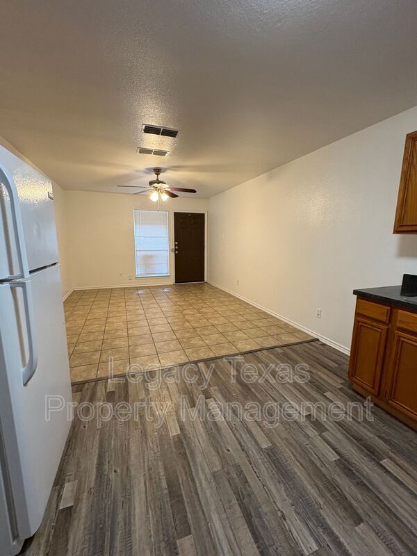 Building Photo - 705 Miracle Ln