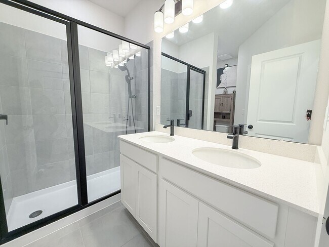 Building Photo - Resort-Style Living in eTown | Gated Community + Top Amenities