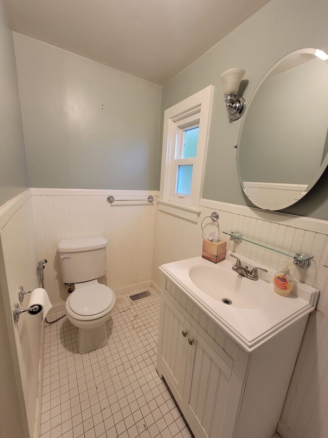 Building Photo - Newly Remodeled home in the heart of 6th A...