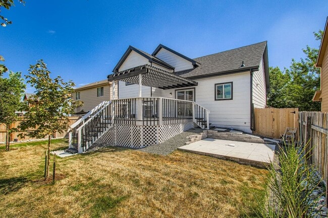 Building Photo - Beautiful remodel with gorgeous back yard ...