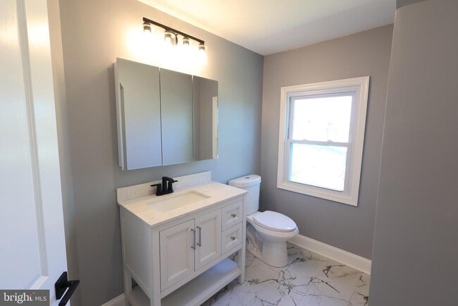 Building Photo - 5110 Kenwood Ave