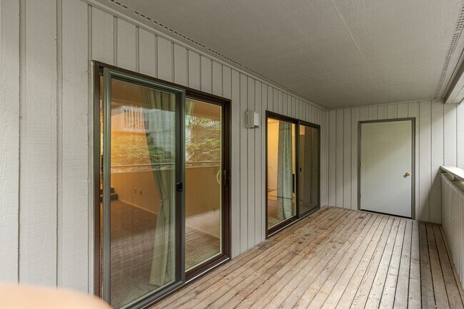 Building Photo - 10922 NE 34th Pl