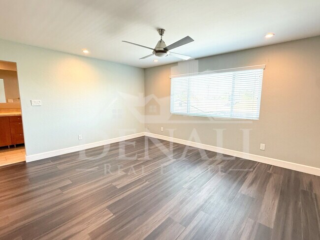 Building Photo - 811 E Chilton Dr