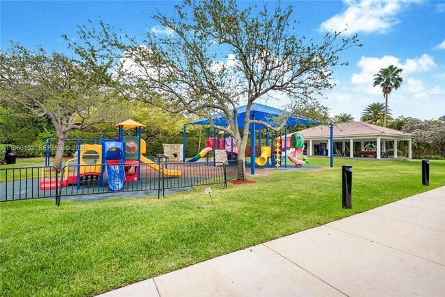 Building Photo - 520 N Pkwy