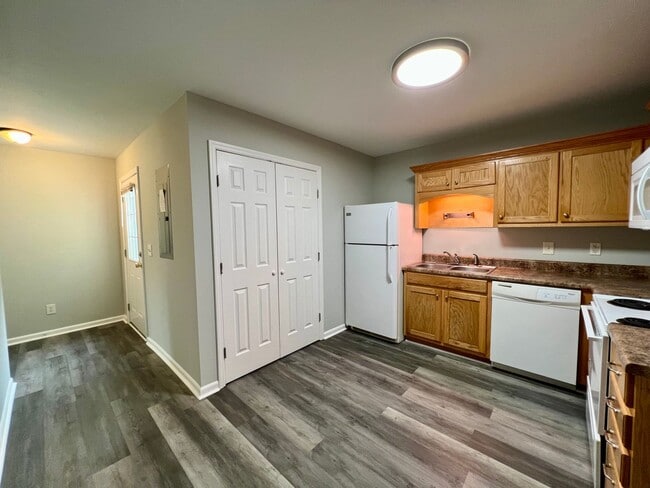 Building Photo - 3 Bedroom Duplex with Yard